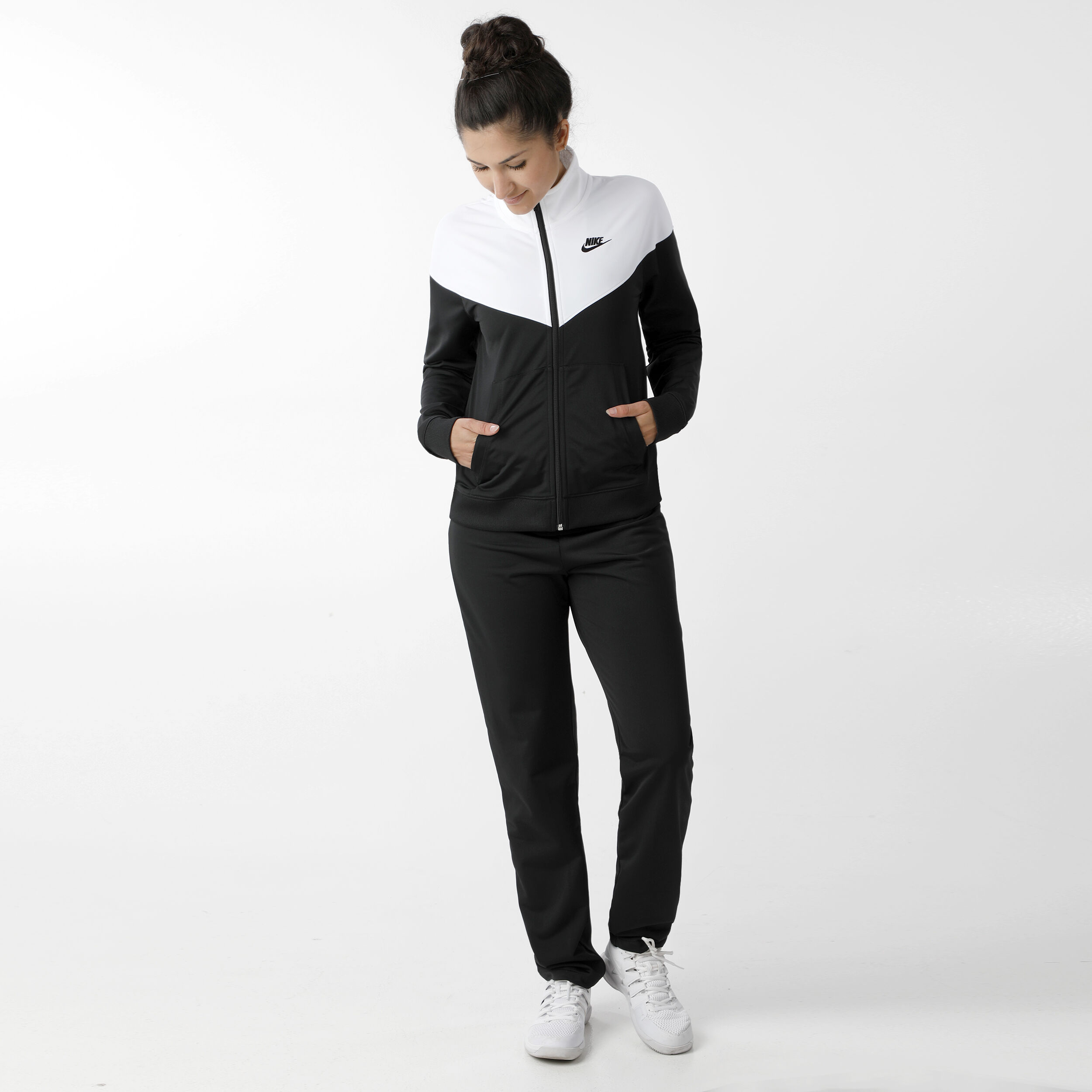 nike woman track suit