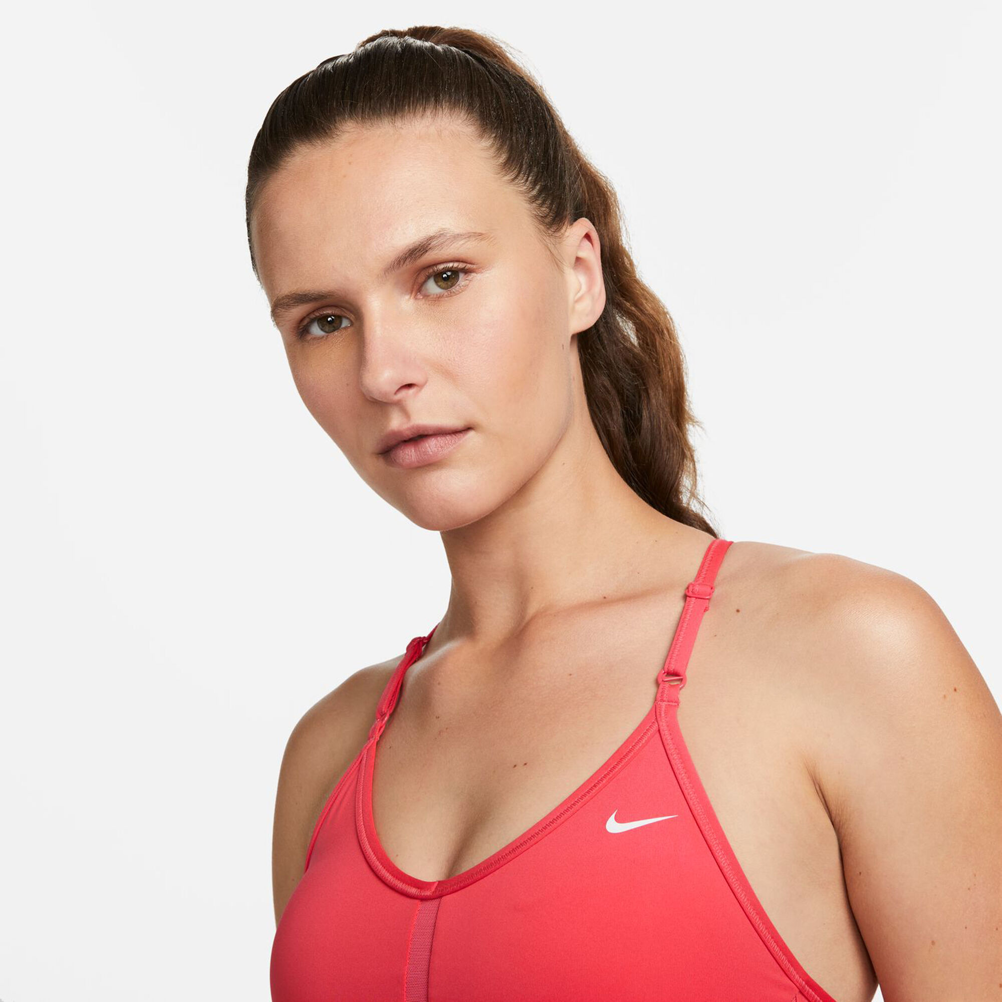 Nike Performance INDY V NECK BRA - Light support sports bra - coral  chalk/hot punch/sea coral/(white)/coral 