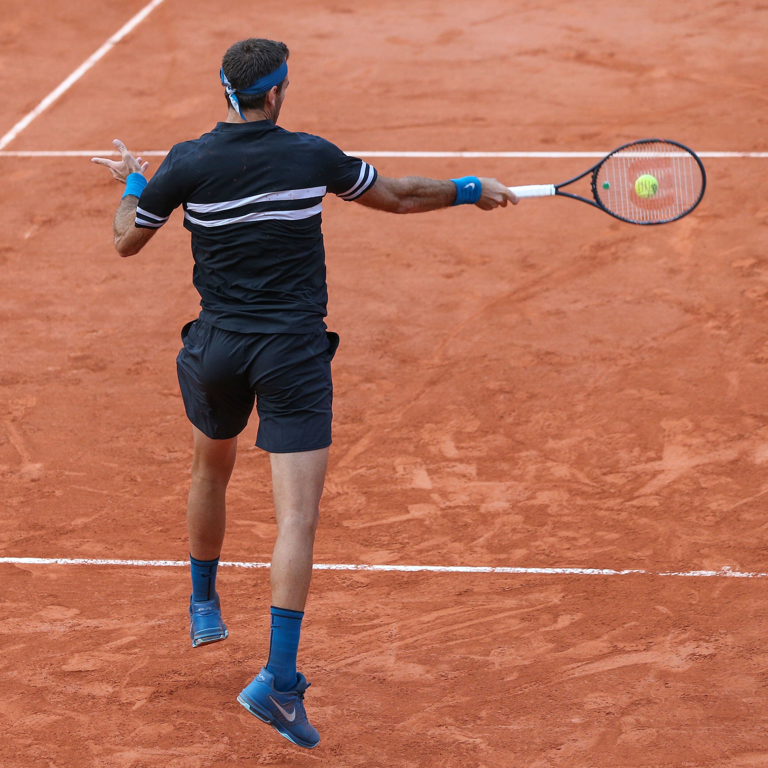 Nikecourt hotsell essentials crew