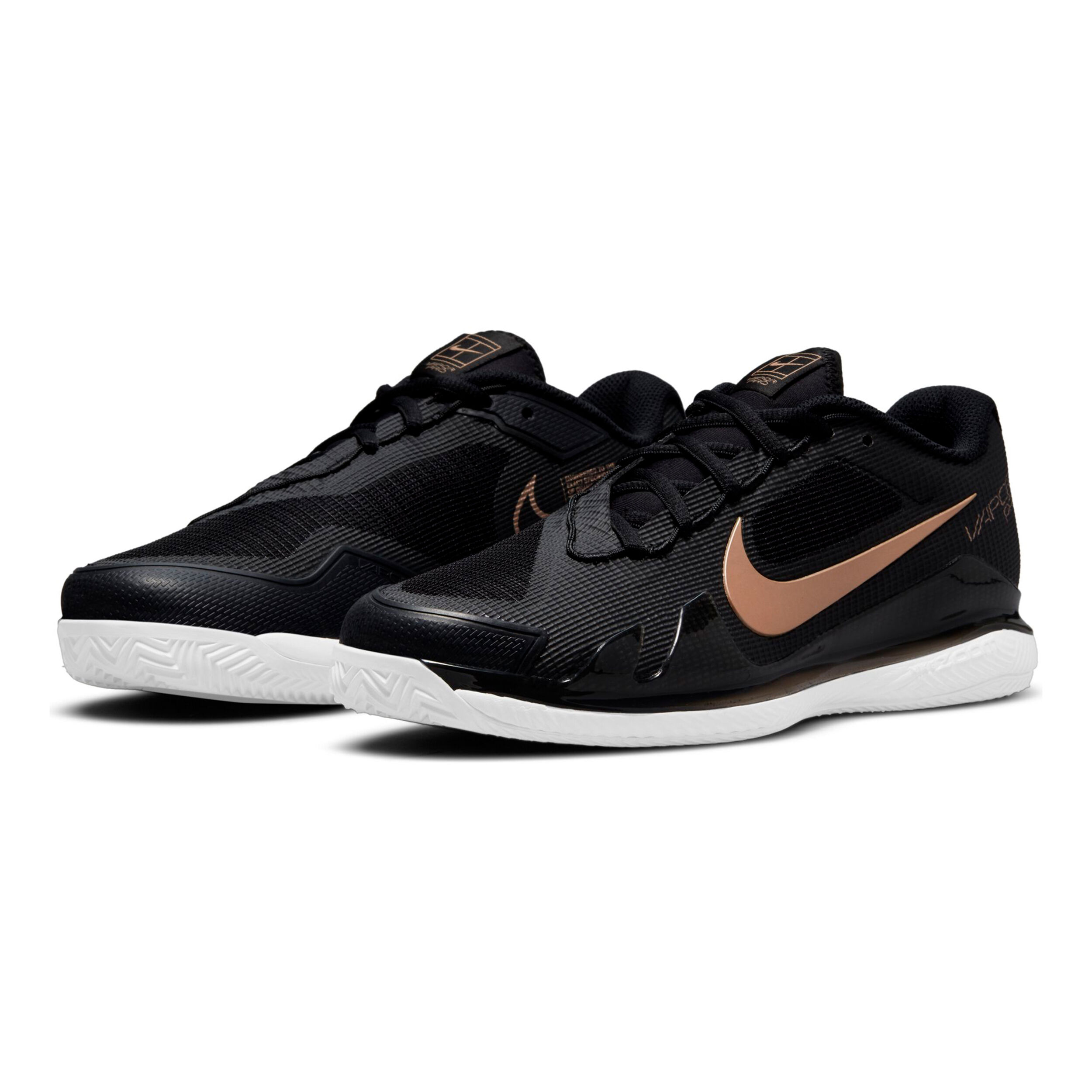 Nike black and gold tennis best sale shoes